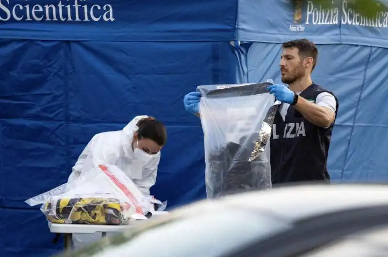 roma primavalle   rilievi della polizia sul luogo del ritrovamento di un cadavere in un cassonetto   3