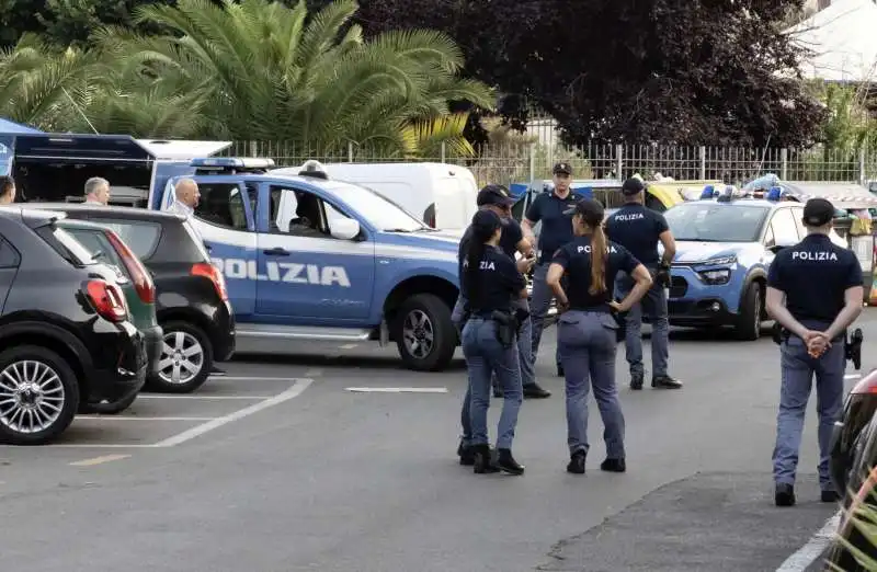 roma primavalle   rilievi della polizia sul luogo del ritrovamento di un cadavere in un cassonetto   7