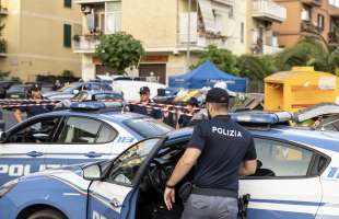 roma primavalle rilievi della polizia sul luogo del ritrovamento di un cadavere in un cassonetto 6