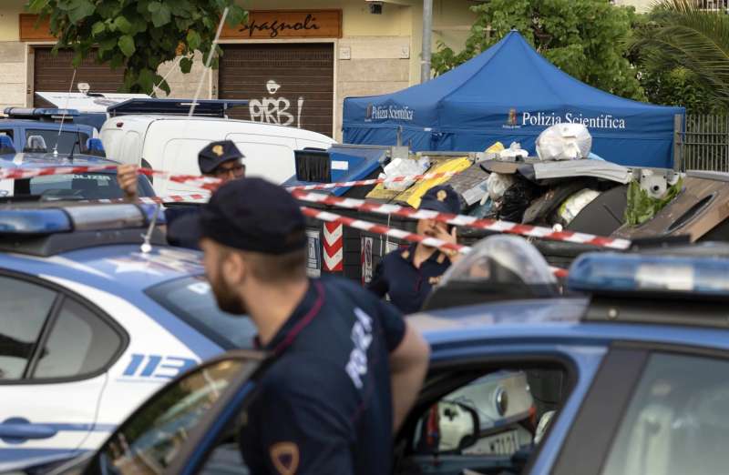 roma primavalle rilievi della polizia sul luogo del ritrovamento di un cadavere in un cassonetto 4