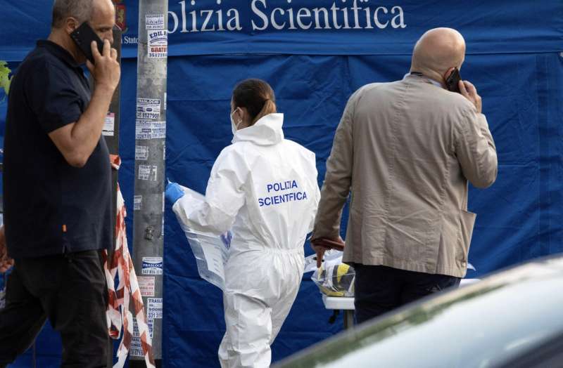 roma primavalle rilievi della polizia sul luogo del ritrovamento di un cadavere in un cassonetto 5