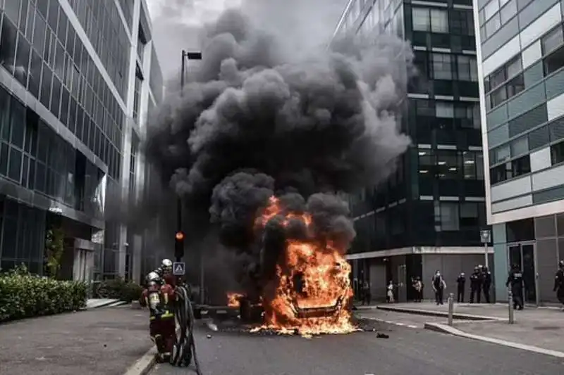 scontri a parigi dopo la morte di nahel   2