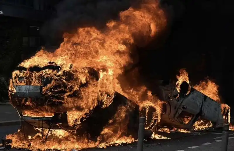 scontri a parigi dopo la morte di nahel   3