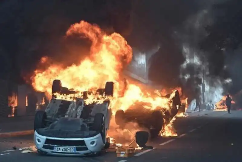 scontri alla marcia bianca per nahel a nanterre  5