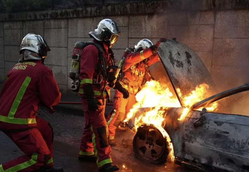 scontri e disordini a parigi dopo la morte di nael (a nanterre) 2