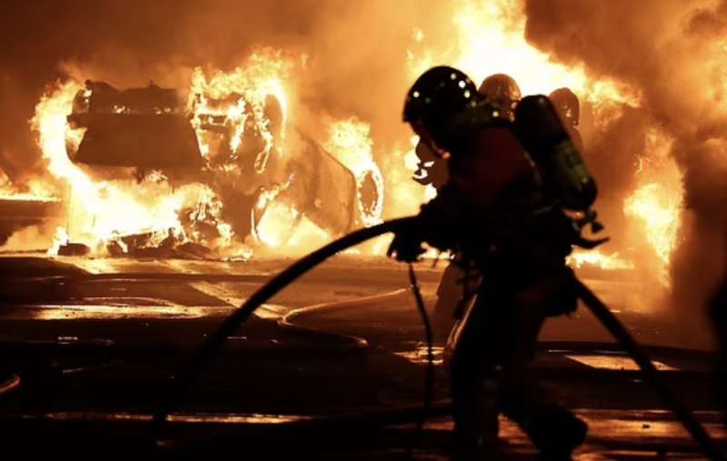 scontri e disordini a parigi dopo la morte di nael (a nanterre) 8