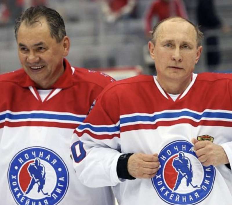 sergei shoigu e vladimir putin giocano a hockey