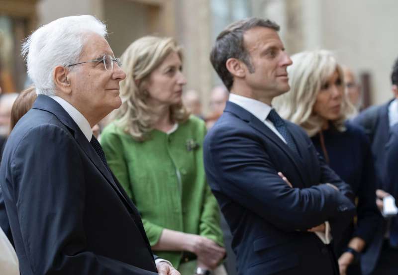 sergio mattarella ed emmanuel macron al louvre