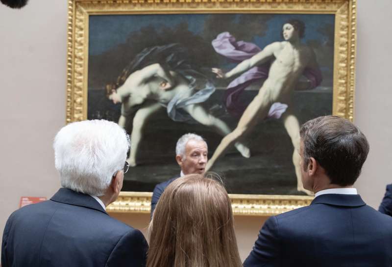 sergio mattarella ed emmanuel macron al louvre