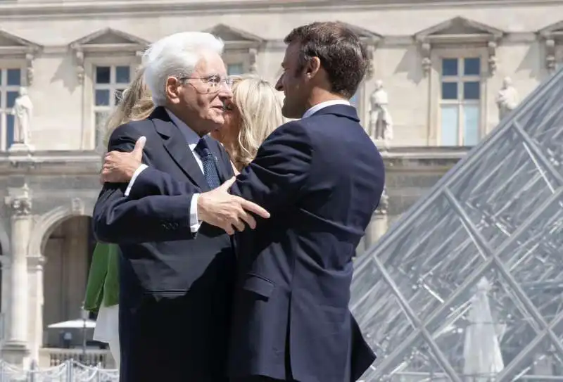 sergio mattarella emmanuel macron al louvre di parigi