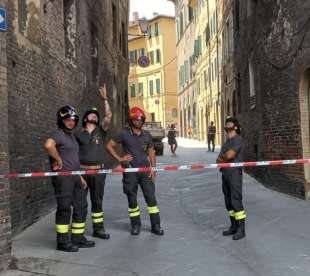 siena, sopralluogo dei vigili del fuoco dopo il terremoto