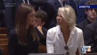 SILVIA TOFFANIN E MARIA DE FILIPPI AI FUNERALI DI SILVIO BERLUSCONI