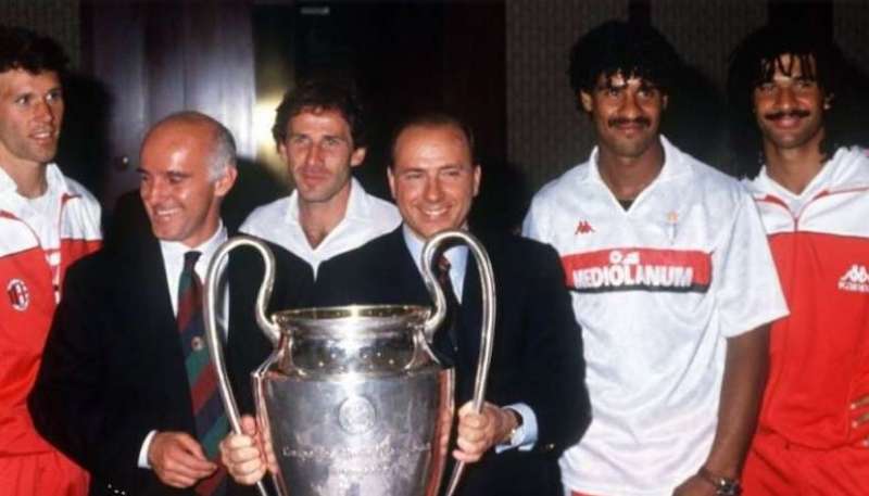 silvio berlusconi arrigo sacchi e i tre olandesi gullit rijkaard van basten