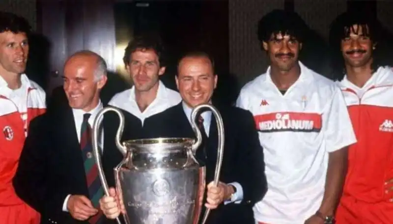 silvio berlusconi arrigo sacchi e i tre olandesi gullit rijkaard van basten 