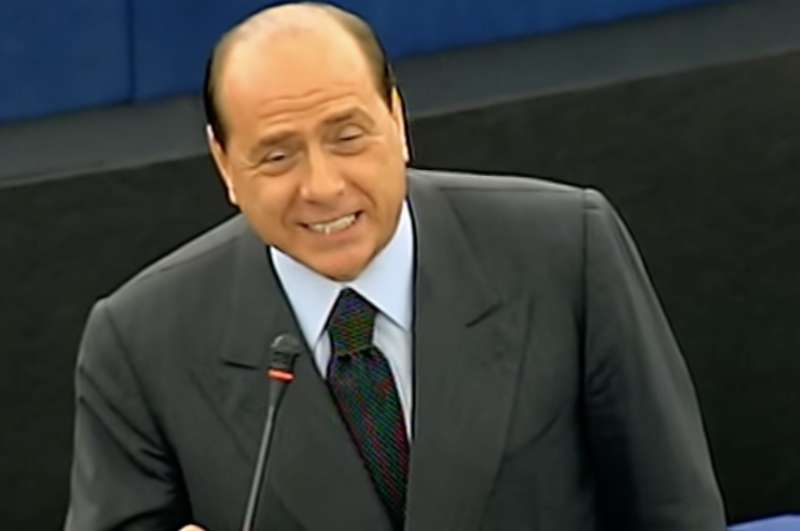 silvio berlusconi contro martin schulz al parlamento europeo.