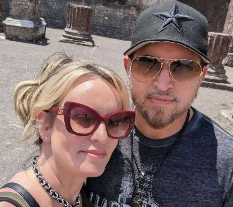 stormy daniels e il marito a pompei  