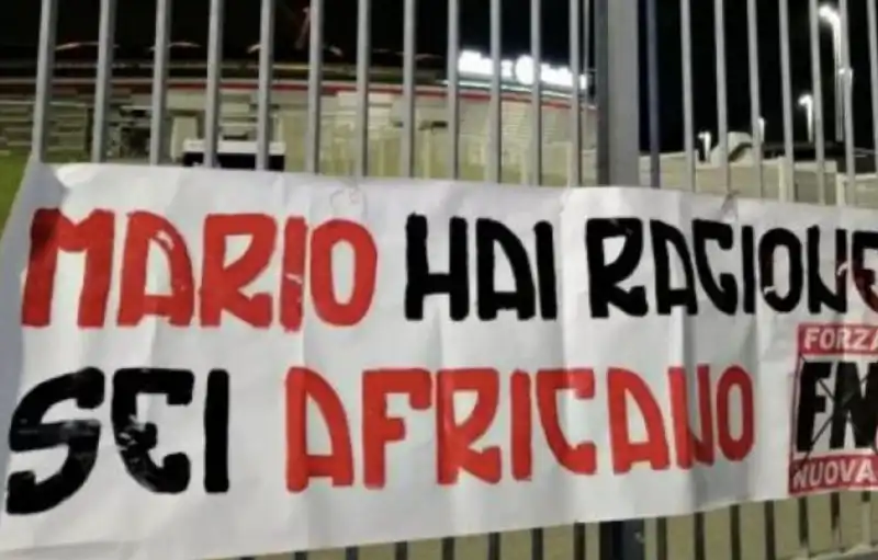 STRISCIONE CONTRO MARIO BALOTELLI APPESO A TORINO 