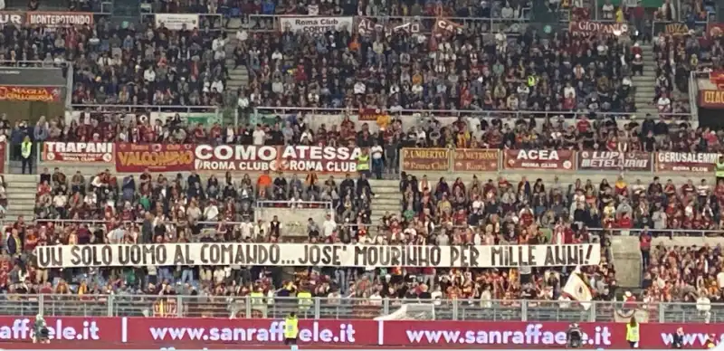 striscione per mourinho