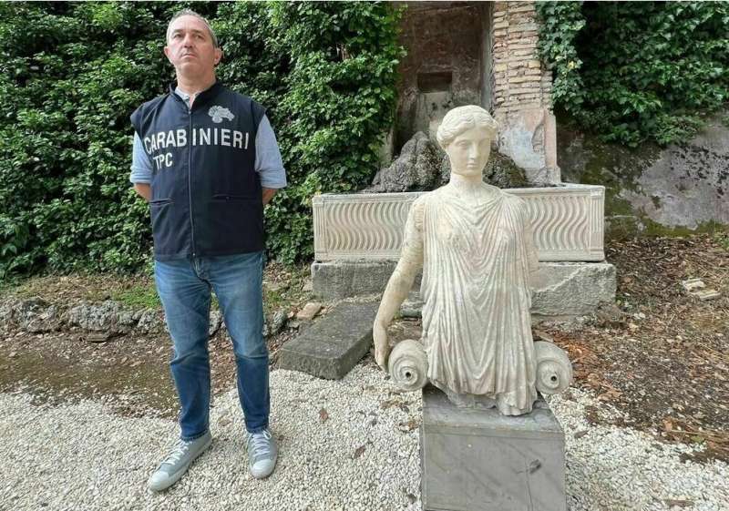 testa della statua dell Idrofora a villa torlonia