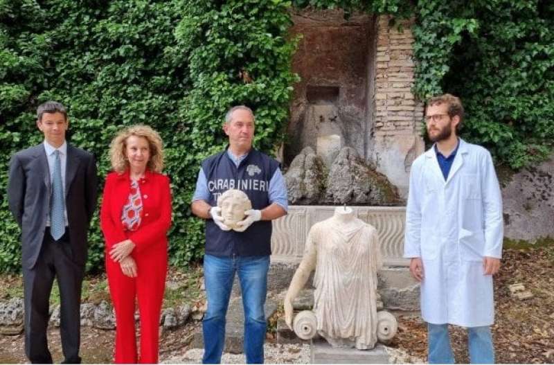 testa della statua dell Idrofora a villa torlonia