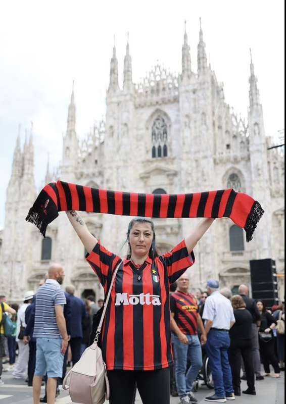 tifosa del milan in piazza duomo funerali silvio berlusconi