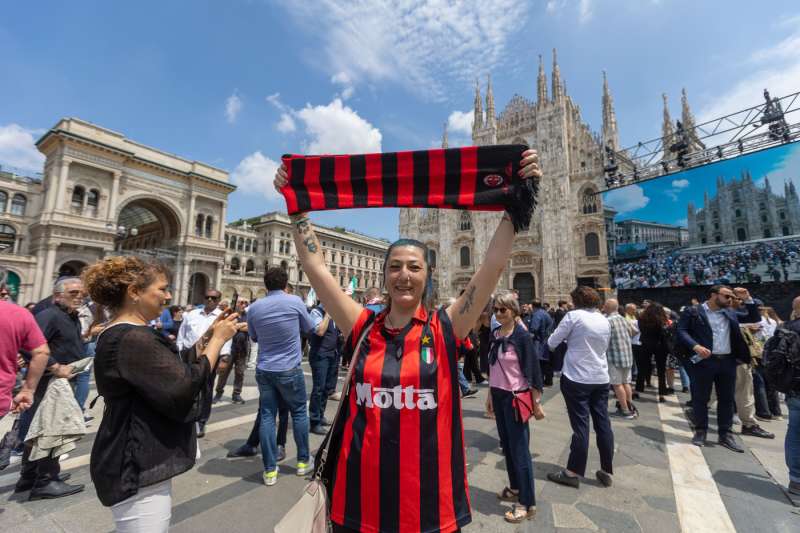 TIFOSA MILANISTA IN PIAZZA DUOMO PER I FUNERALI DI SILVIO BERLUSCONI