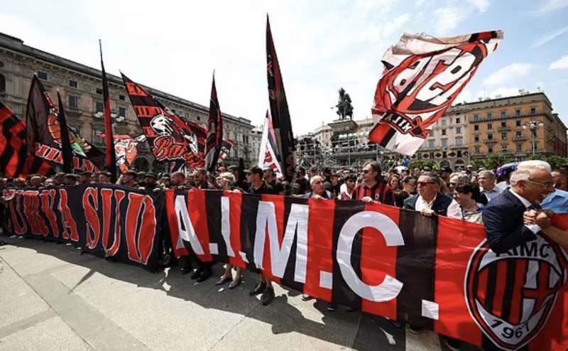 tifosi del milan in piazza duomo funerali silvio berlusconi