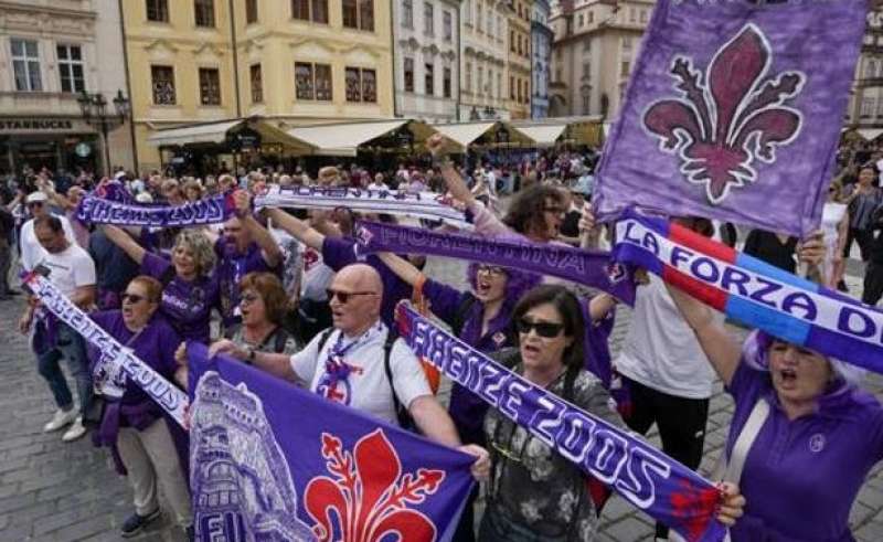 tifosi della fiorentina a praga