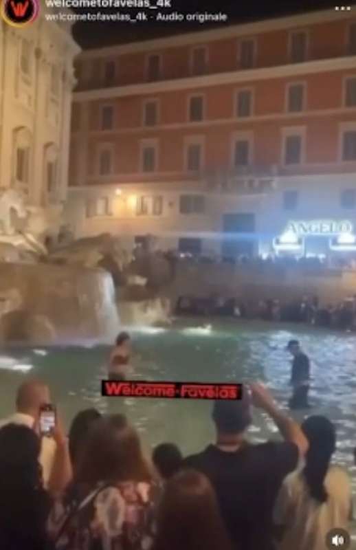 turista si fa il bagno nella fontana di trevi e aggredisce i vigili 1