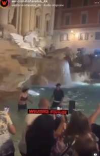 turista si fa il bagno nella fontana di trevi e aggredisce i vigili 7