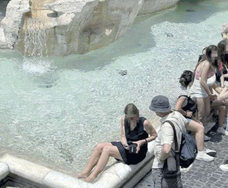 turisti fontana di trevi.