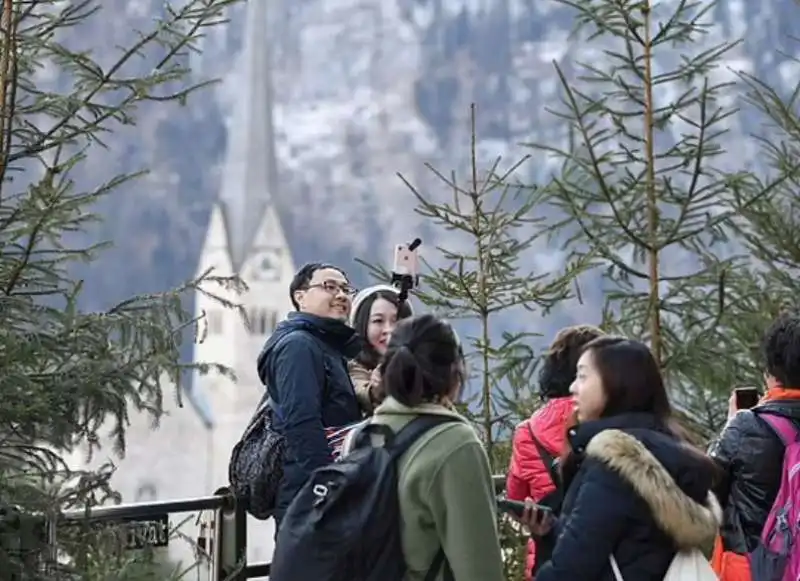 turisti invadenti ad hallstatt, austria   