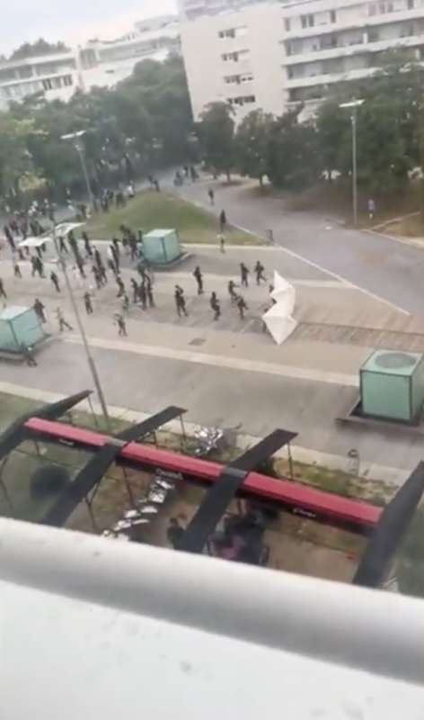 UOMO MANGIA UN PANINO NEL MEZZO DELLE PROTESTE IN FRANCIA