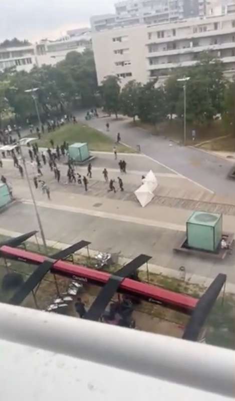 UOMO MANGIA UN PANINO NEL MEZZO DELLE PROTESTE IN FRANCIA