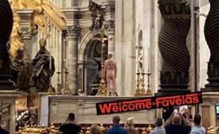 UOMO NUDO SULL ALTARE MAGGIORE DELLA BASILICA DI SAN PIETRO