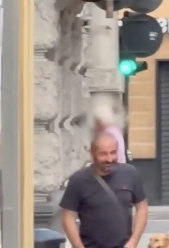 uomo prende a colpi di crocifisso un bancomat 1