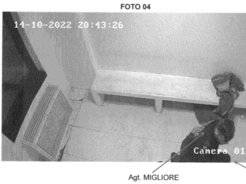 violenze alla questura di verona le immagini delle telecamere di videosorveglianza 9