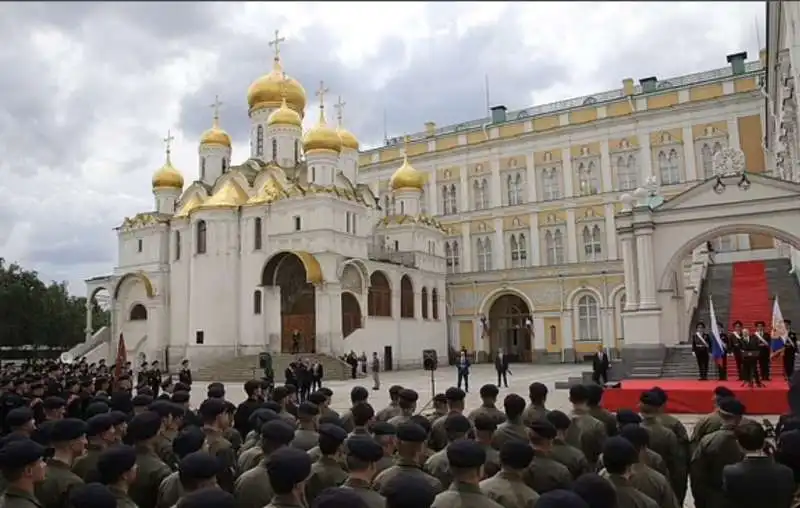 vladimir putin al cremlino parla ai soldati  2