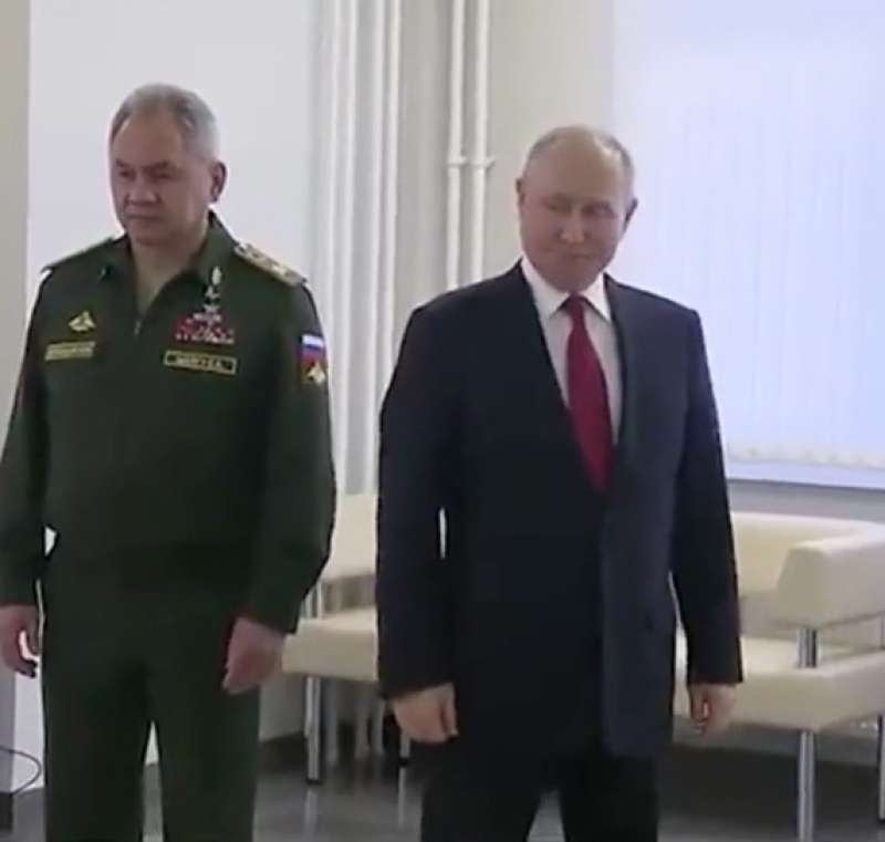 Vladimir Putin ignora Sergei Shoigu