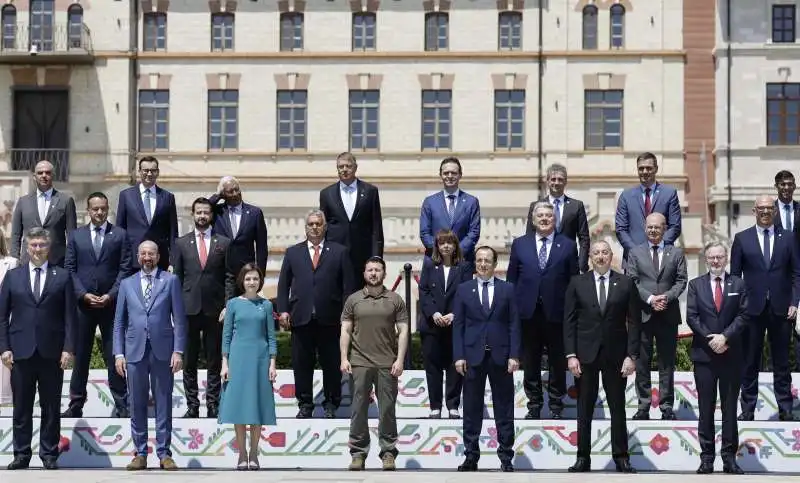 volodymyr zelensky alla foto di gruppo del summit della comunita politica europea  in moldavia  