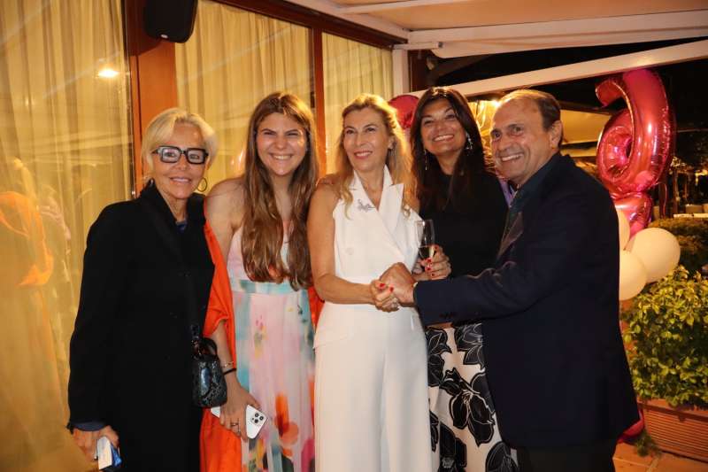 18 claudia varini con la figlia ed amici