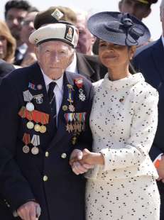 akshata murty con un veterano dello sbarco in normandia 80 anni del d day ver sur mer