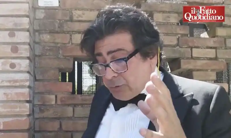 alberto veronesi davanti alla sede del fatto quotidiano 