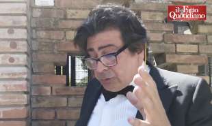 alberto veronesi davanti alla sede del fatto quotidiano