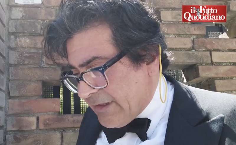 alberto veronesi davanti alla sede del fatto quotidiano 2