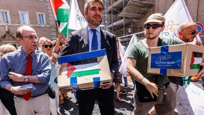 alessandro di battista in senato con le firme pro palestina. 2