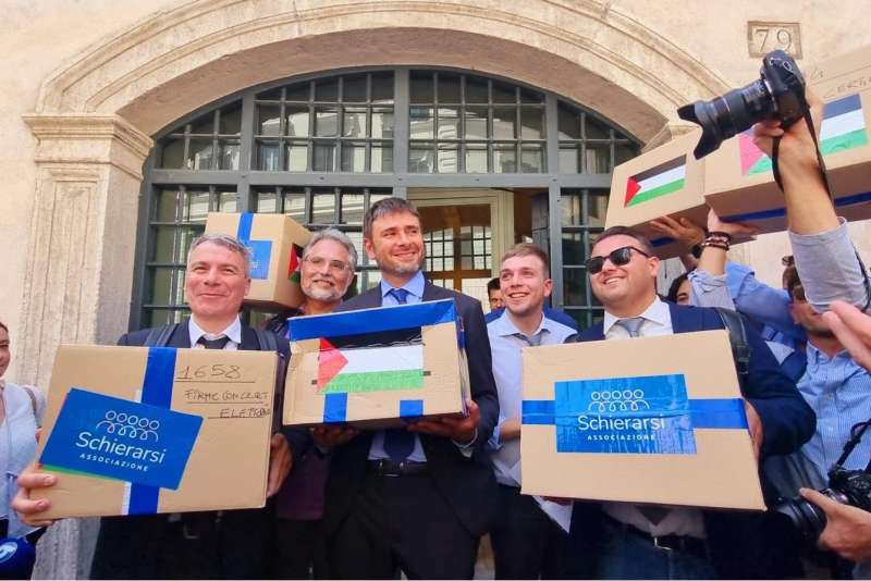 alessandro di battista in senato con le firme pro palestina. 3