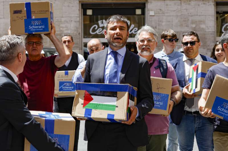 alessandro di battista in senato con le firme pro palestina. 4