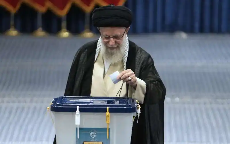 ali khamenei vota alle elezioni