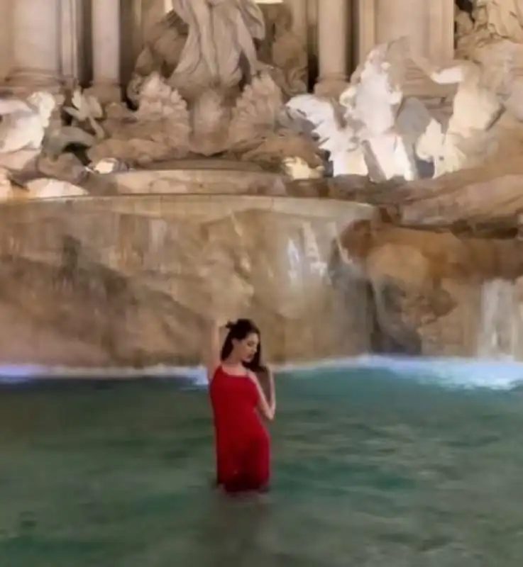 asia gianese fa il bagno nella fontana di trevi 1